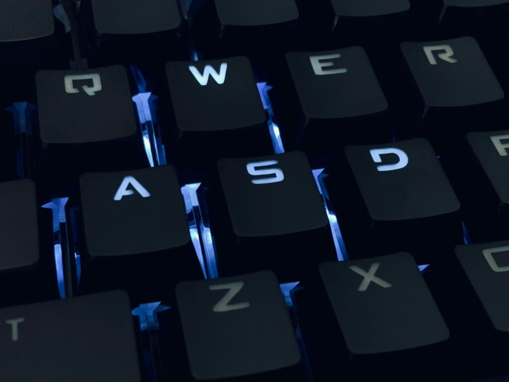 鍵盤上 WASD 亮著藍光